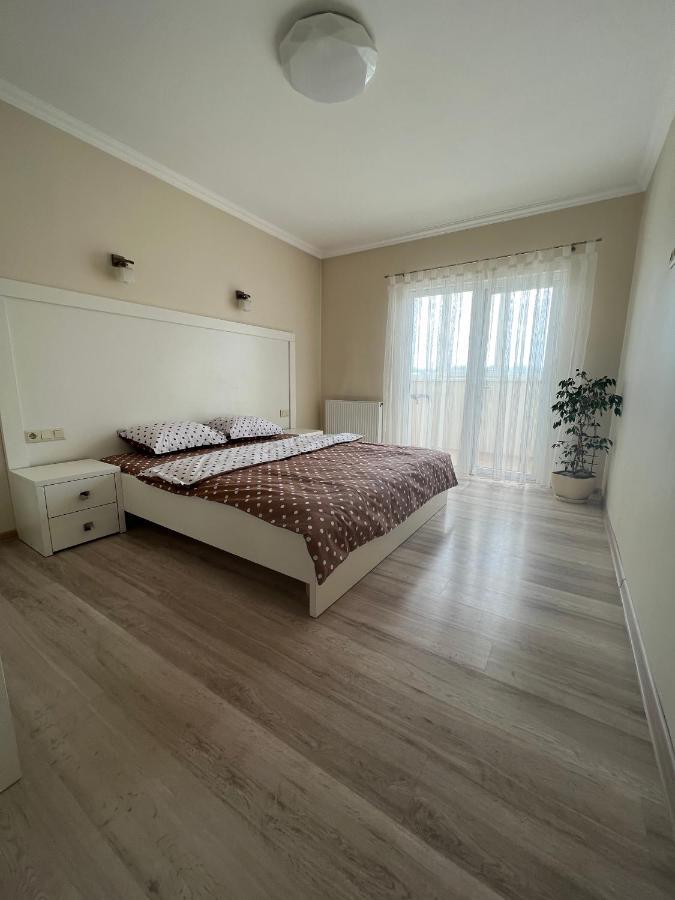 затишні Two Apartment *